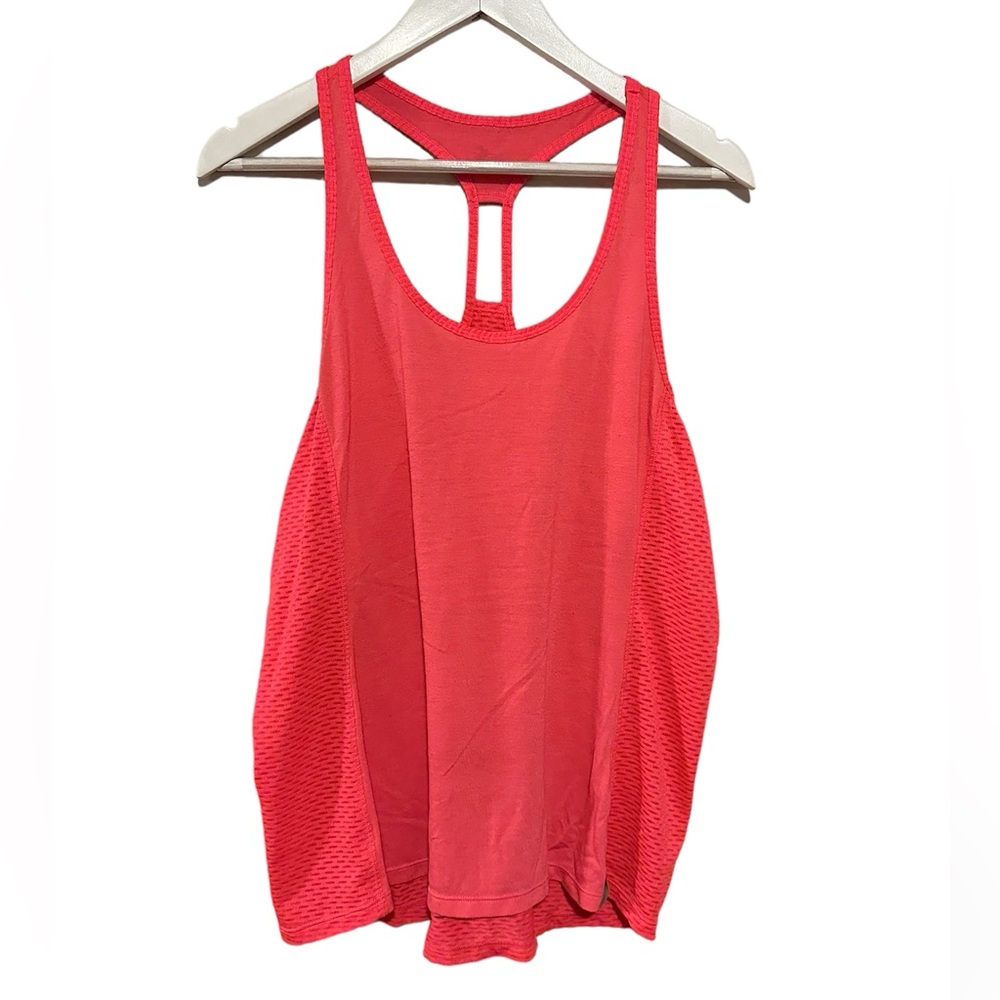 Size XL Under Armour workout tank. Missing sizing tag but is XL